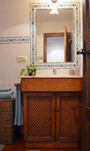 uma casa de banho com um lavatório e um espelho em Apartamento Portal del Agua em Albarracín