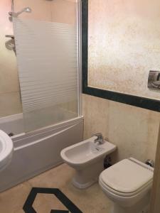 ローマにあるMonolocale Eurのバスルーム(トイレ、洗面台、シャワー付)