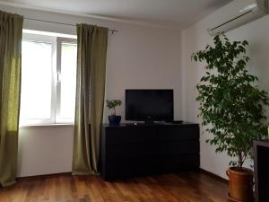 Televízia a/alebo spoločenská miestnosť v ubytovaní Sunny apartment 150 m from the sea