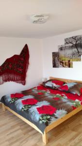 Ένα ή περισσότερα κρεβάτια σε δωμάτιο στο Apartament u Jawora