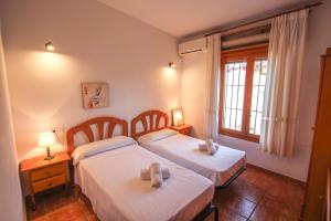 Een bed of bedden in een kamer bij Pedro - two story holiday home villa in El Portet