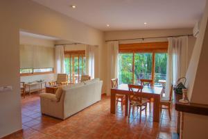 un salon avec un canapé et une table dans l'établissement Pedro - two story holiday home villa in El Portet, à Moraira