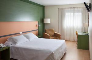 Łóżko lub łóżka w pokoju w obiekcie Hotel Naval Sestao