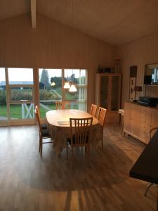 Kuchyň nebo kuchyňský kout v ubytování Three-Bedroom Holiday Home in Ebeltoft