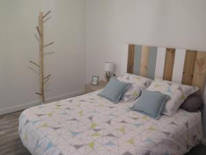 1 dormitorio con 1 cama grande y 2 almohadas en Apartamento VI-VI (Vida en Vitoria), en Vitoria-Gasteiz