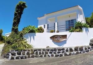 Biały dom z napisem przed nim w obiekcie Aldeia da Encosta w mieście Velas