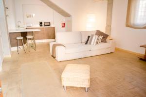 ein Wohnzimmer mit einem weißen Sofa und einem Tisch in der Unterkunft Alojamientos Don Alvaro in Caravaca de la Cruz