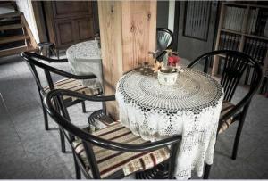 una mesa y sillas con una mesa y una taza. en Residence Moulin, en Aymavilles