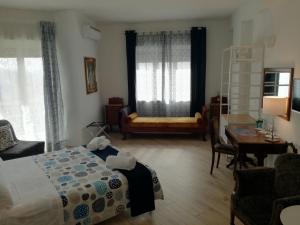 una camera con letto, scrivania e finestra di L'Alba sui Templi a Agrigento