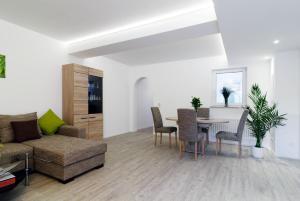 ein Wohnzimmer mit einem Sofa und einem Tisch in der Unterkunft Luxusapartment nahe Müggelsee in Berlin