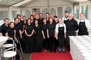 un gruppo di persone che posano per una foto in una stanza di Hotel Restaurant Kromberg a Remscheid