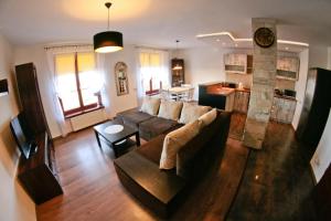 salon z kanapą i kominkiem w obiekcie Apartament Sandomierskie Wzgórze w mieście Sandomierz