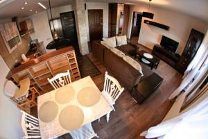 salon z kanapą, stołem i krzesłami w obiekcie Apartament Sandomierskie Wzgórze w mieście Sandomierz