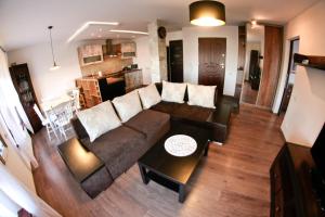 salon z kanapą i stołem w obiekcie Apartament Sandomierskie Wzgórze w mieście Sandomierz +3 zdjęcia