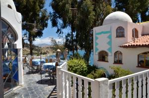 a house with a white fence and a table at Hotel La Cupula in Copacabana