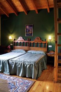 Schlafzimmer mit einem großen Bett mit einem Kopfteil aus Holz in der Unterkunft Aero Hotel Cerdanya Ca L'eudald in Alp