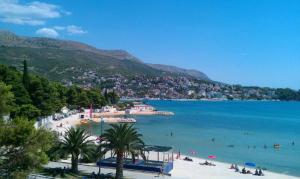 - une vue sur la plage avec des gens dans l'eau dans l'établissement Villa Solis, à Split