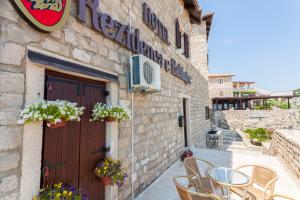 a building with a table and chairs in front of it at Hotel Kulla e Balshajve in Ulcinj