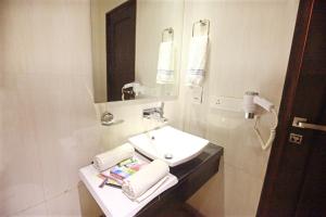 Koupelna v ubytování Hotel Krishna Deluxe-By RCG Hotels