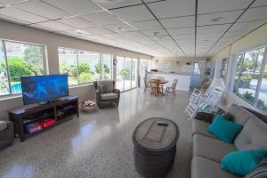 TV a/nebo společenská místnost v ubytování Sunrise Ocean Suites