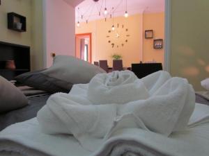 ein Haufen weißer Handtücher auf einer Couch in der Unterkunft Al Nove e TreQuarti in Salerno