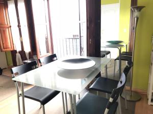 a white table and chairs in a room with windows at Centro Córdoba Apartaluz-8 Wifi Pk in Córdoba