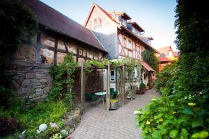 um edifício antigo com uma estufa num jardim em Beate's Bed & Breakfast em Münzenberg