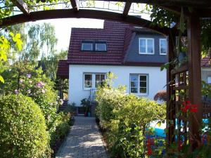 een wit huis met een pad dat er naar toe leidt bij Cottage near centrum, paradise in Berlijn