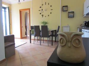 una cucina e una sala da pranzo con un vaso sul tavolo di Al Nove e TreQuarti a Salerno