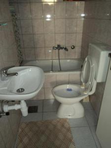 
A bathroom at Prenociste i apartmani Okanović
