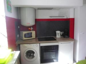アルジュレス・ガゾストにあるGîte d'Ouroutのキッチン(洗濯機、電子レンジ付)
