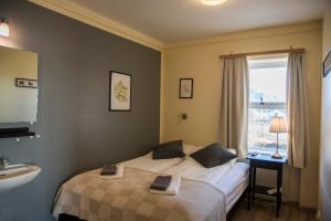 Un pat sau paturi într-o cameră la Guesthouse Hvammur