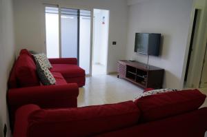 アガエテにあるLa Casa del Marのリビングルーム(赤いソファ、テレビ付)