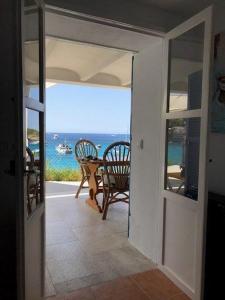uma porta aberta para um quarto com vista para o oceano em Hébergement front de mer em Sant Elm
