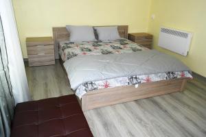 ein Schlafzimmer mit einem Bett und zwei Nachttischen in der Unterkunft Water House in Schumen