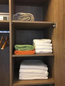 a closet with towels and towels on a shelf at Gala Puerto Apartamento 108 in Punta del Este