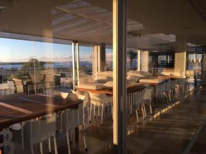 um restaurante com mesas e cadeiras numa varanda em Gala Puerto Apartamento 108 em Punta del Este
