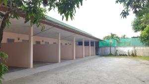 um edifício com um monte de barracas na frente dele em Montra Guesthouse em Ranong