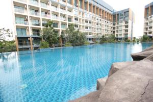 Bazén v ubytování Laguna Beach Resort 2 by Pattaya Sunny Rentals nebo v jeho okolí
