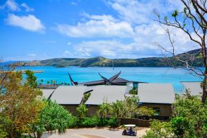 een uitzicht op het water en het operagebouw bij Casuarina Cove Apartments in Hamilton Island