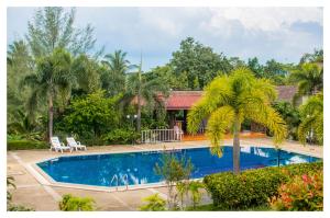 Bazén v ubytování Lanta Garden Hill Resort and Apartment nebo v jeho okolí