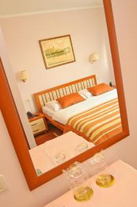 Ένα ή περισσότερα κρεβάτια σε δωμάτιο στο Hotel Trogir