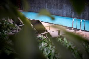 Hotel Mi Bencoolen游泳池或附近泳池