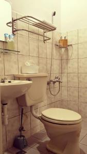 Koupelna v ubytování Juo House