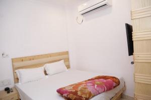 Letto o letti in una camera di Hotel Delhi Fantastic near New Delhi Train Station