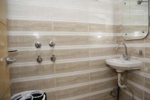 un bagno con un lavandino e un water al suo interno di Hotel Delhi Fantastic near New Delhi Train Station a Nuova Delhi