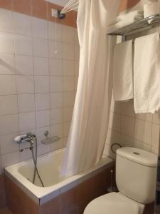 Ένα μπάνιο στο Hotel Orestion