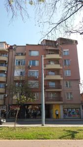 プロブディフにある2 Rooms Apartment Plovdiv Kichuk Parisの柱が前に建つ高層ビル