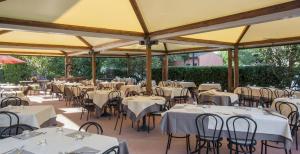 A restaurant or other place to eat at Albergo Vecchio Forno
