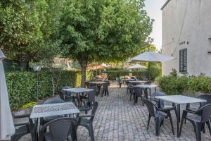 A restaurant or other place to eat at Albergo Vecchio Forno